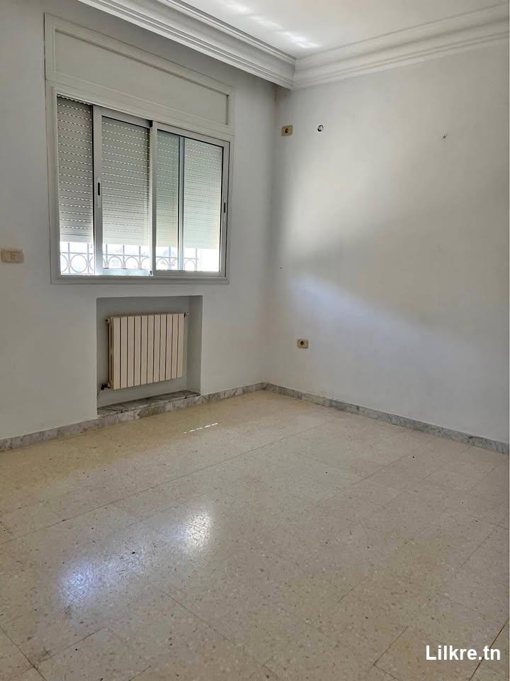 à louer un étage de villa à Manar 1