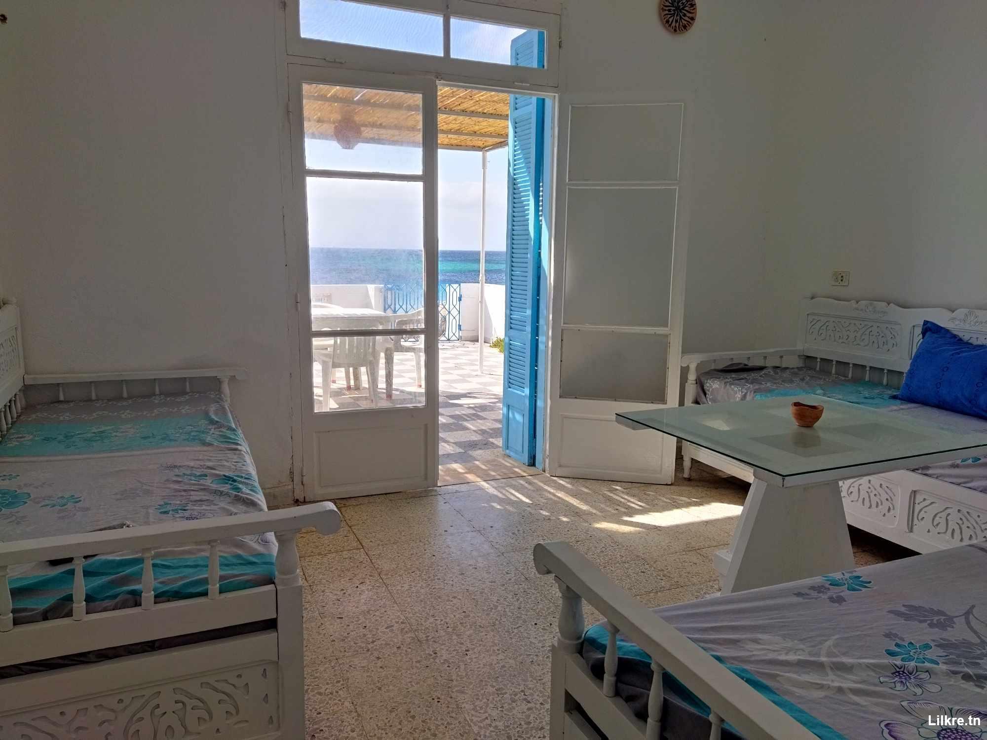 à louer Maison à kelibia plage pieds dans l'eau