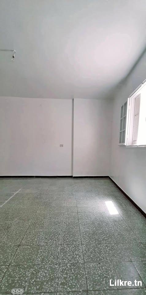 À louer Studio vide s+1 à omrane supérieur