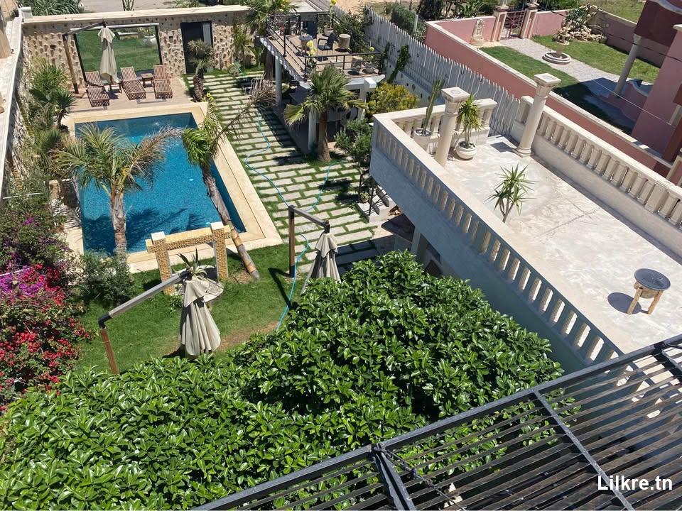 À louer – Villa haut standing avec piscine, pieds dans l’eau