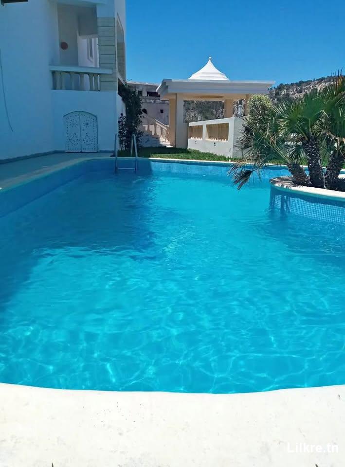 À louer un Villa S+4 avec piscine à Hammamet Nord 