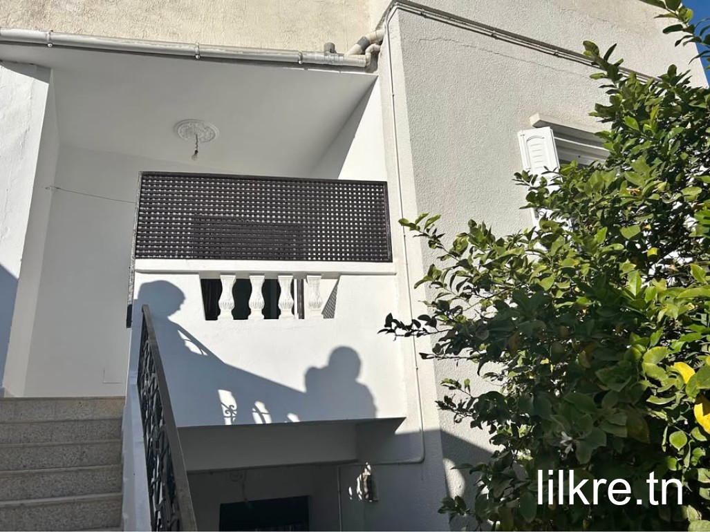 a louer un étage de villa a cité entilaka