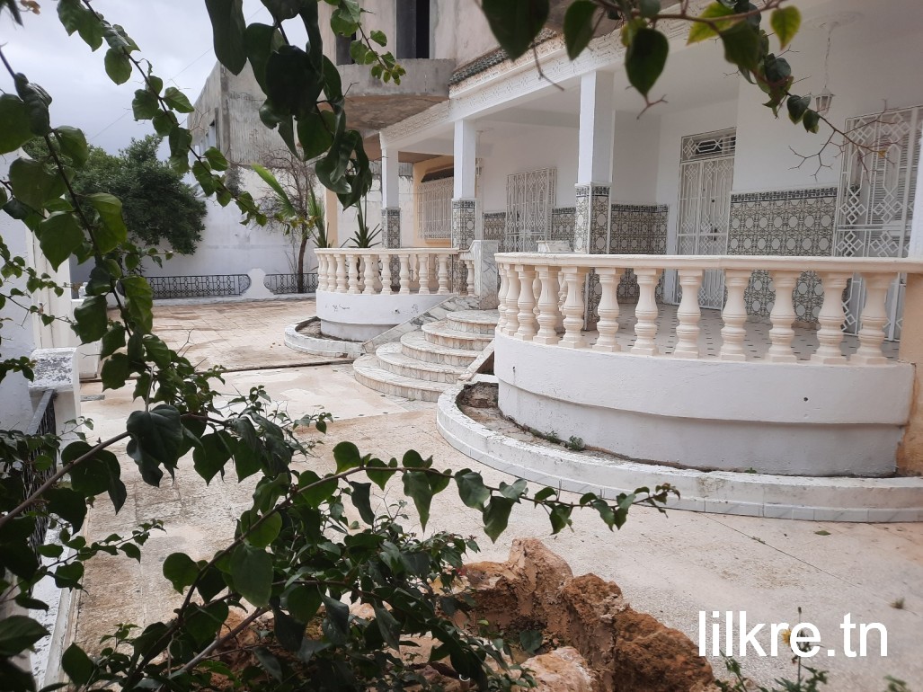 À louer – Villa avec grand jardin à Cité El Idhaa