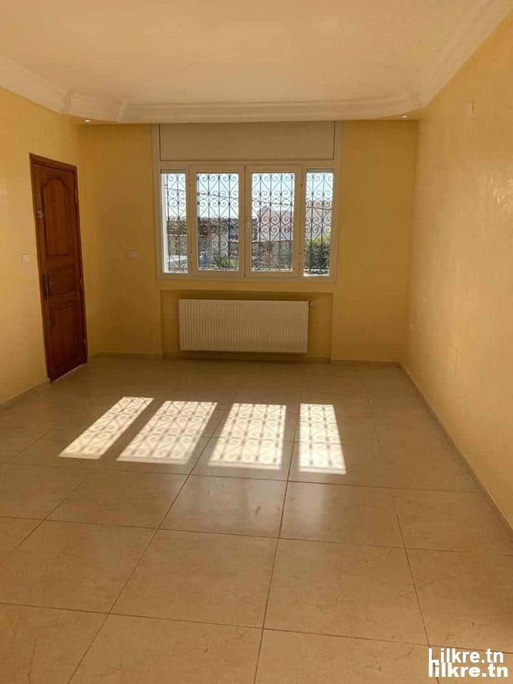 A louer un Etage de villa S+3 haut standing situé à Soukra