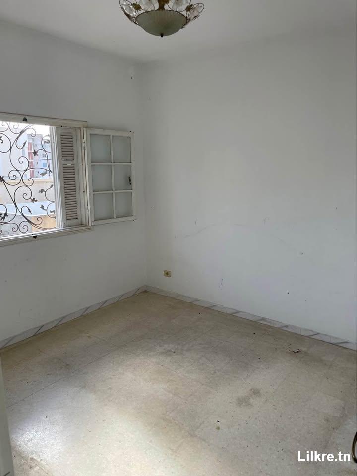 A louer un studio à  hedi Nouira