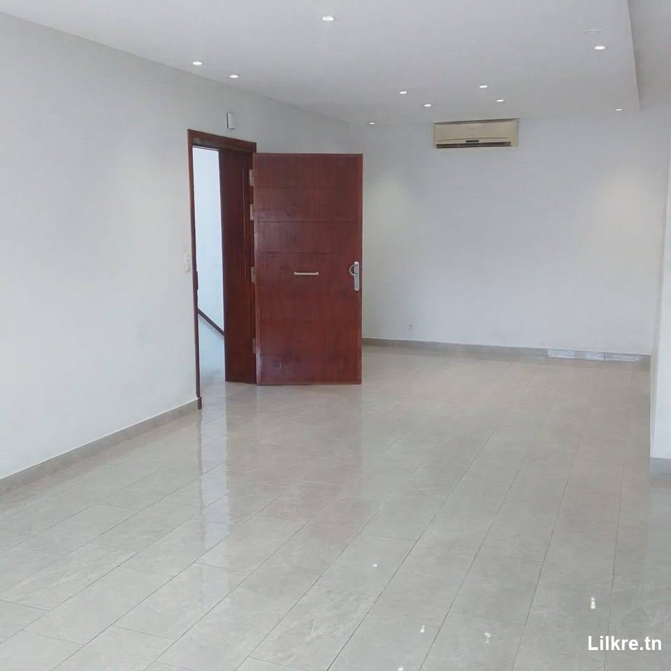 A louer un Appartement S+3 Non Meublé  à Ariana