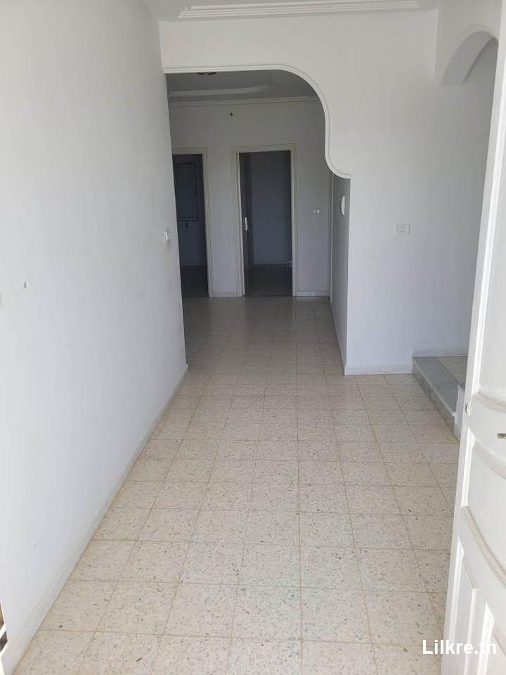 À louer un Maison S+4 – 1er étage à Sakiet Daier