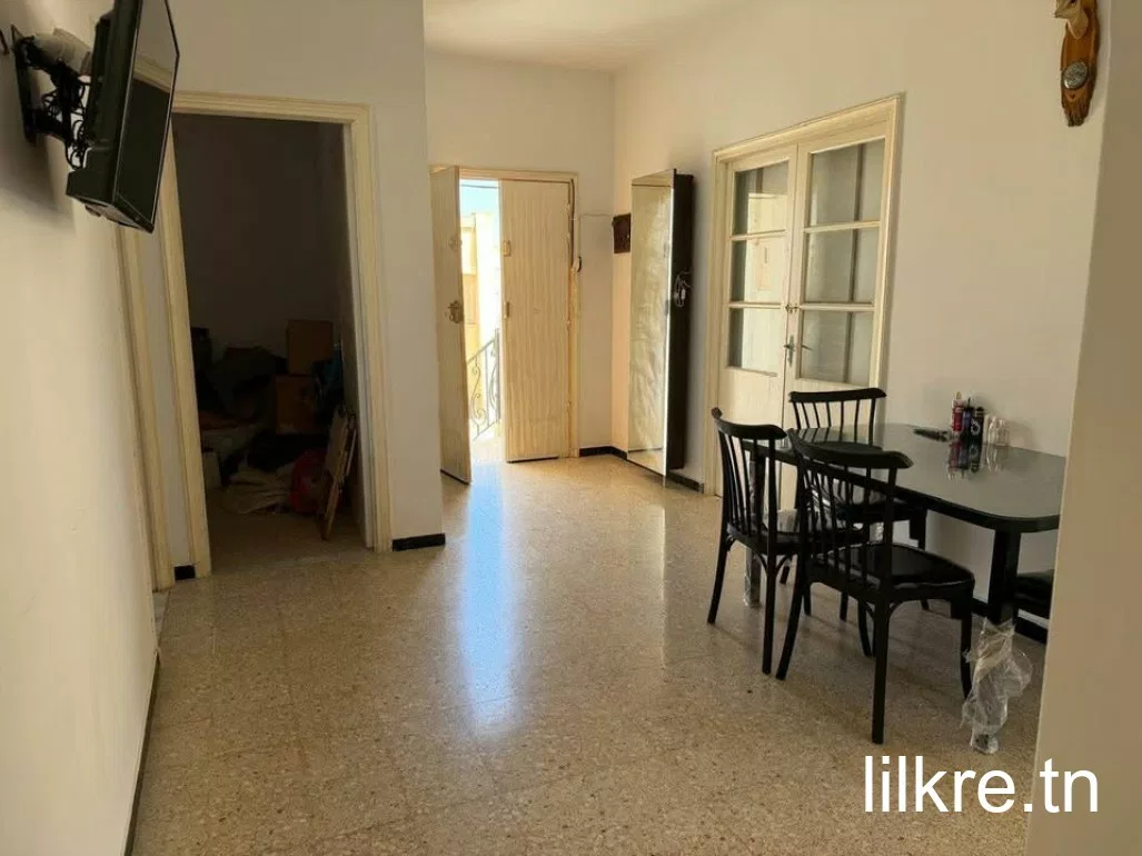 a louer un étage  de villa  avec place parking a Sfax