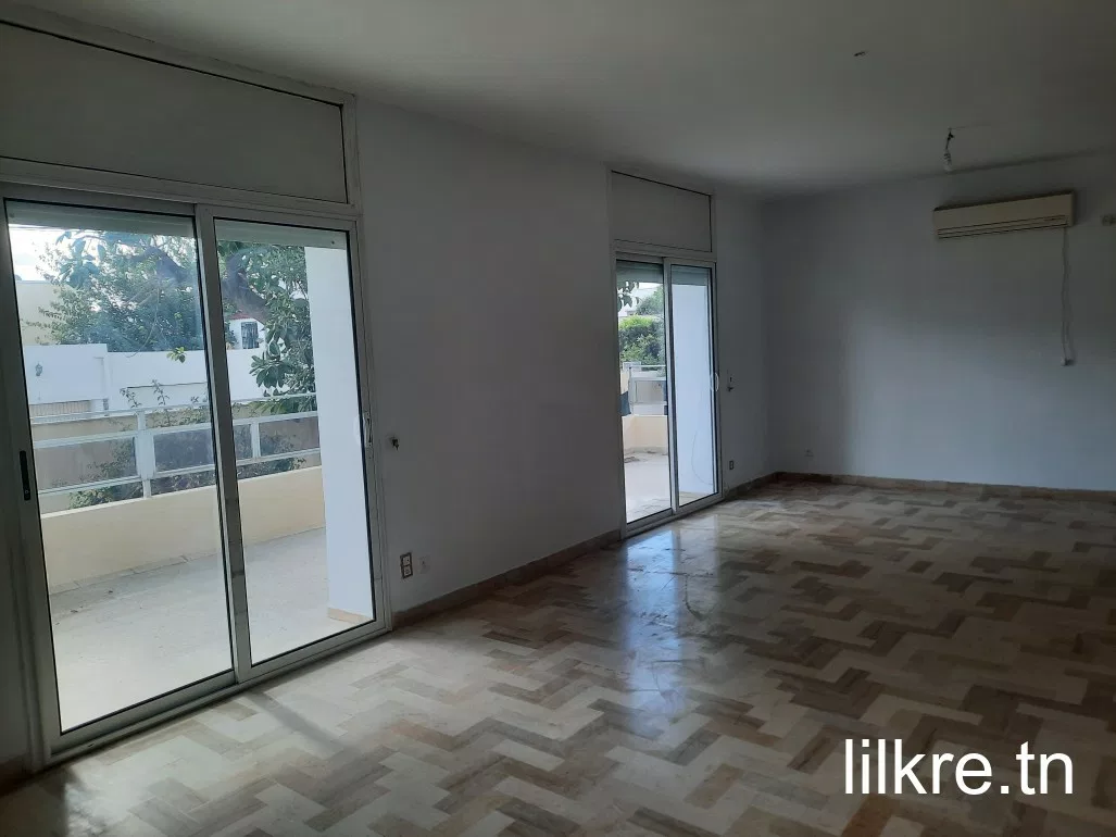 Villa de Luxe S+4 à Louer à Cité El Amel – La Manouba 