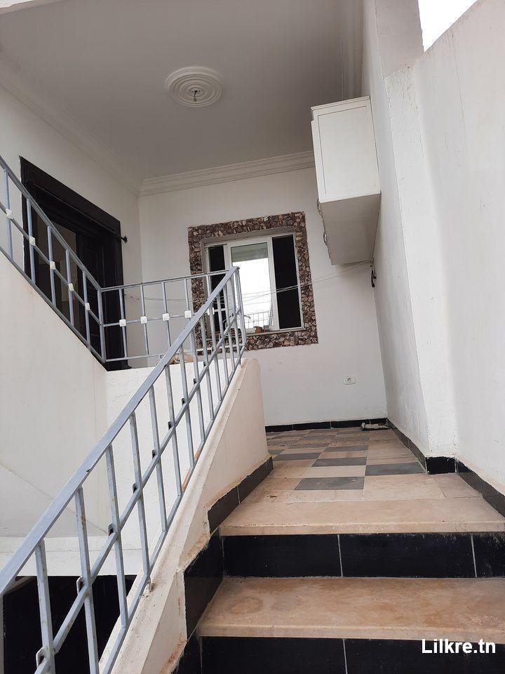 A louer un étage de villa S+3 à Ain Zaghouan 