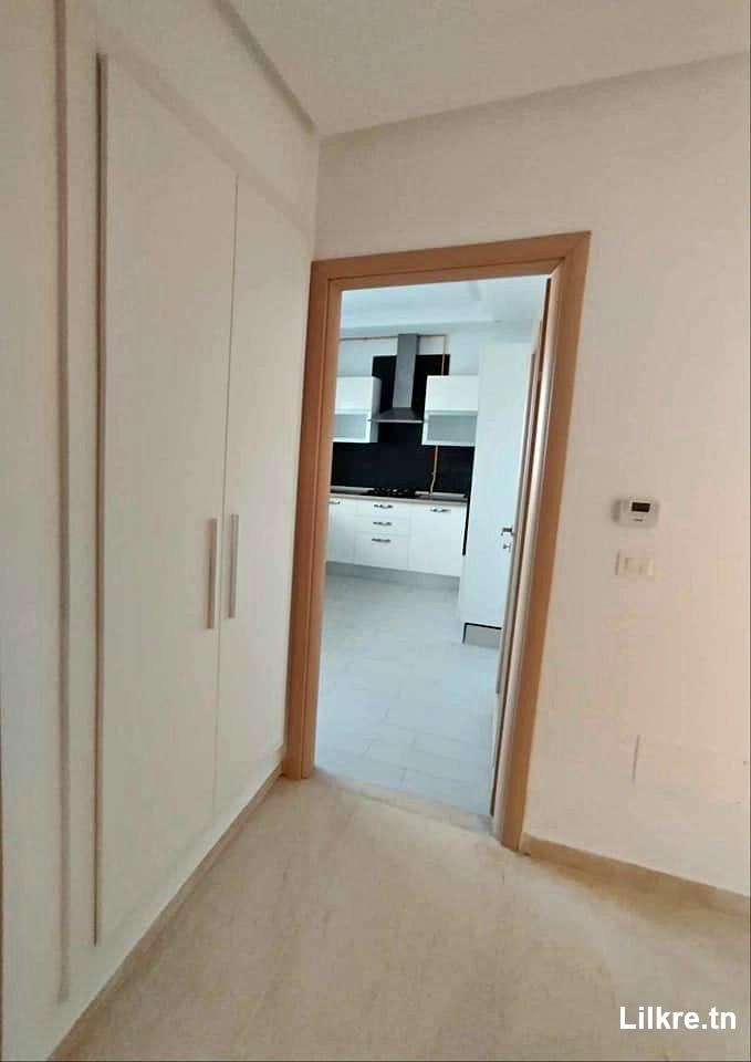 A louer un appartement S+2 haut standing sis à chotrana1 