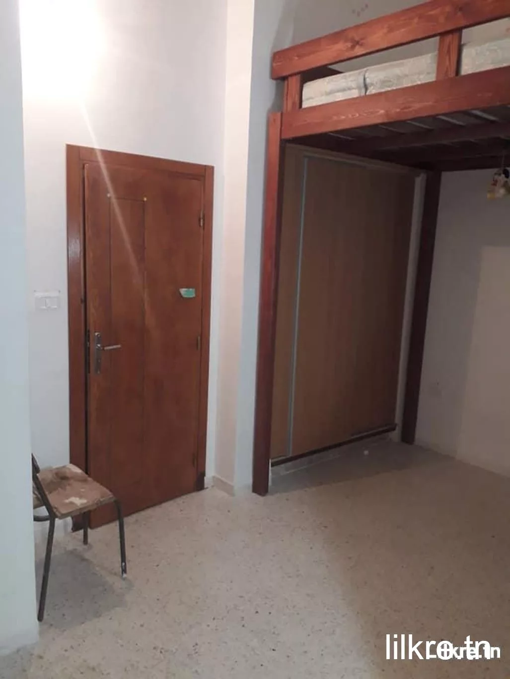 A louer un  studio semi meublé  S+0 à Sokra 